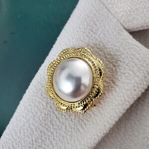 VINTAGE BROOCH GOLD TONE 1.25" FAUX PEARL DOMED CIRCULAR ROUND PIN